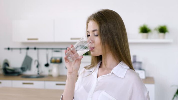 Bí quyết uống nước đúng cách bạn nhất định phải biết 18 Uống nước ấm từ 30 - 50 độ để tốt cho hầu họng
